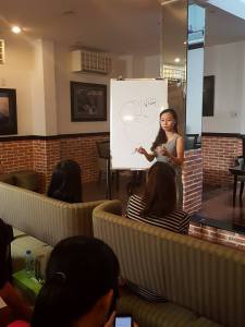 Chị Hoàng Xuân Thảo đã đứng lên viết vẽ các kiểu lên bảng ngay từ đầu chương trình :D