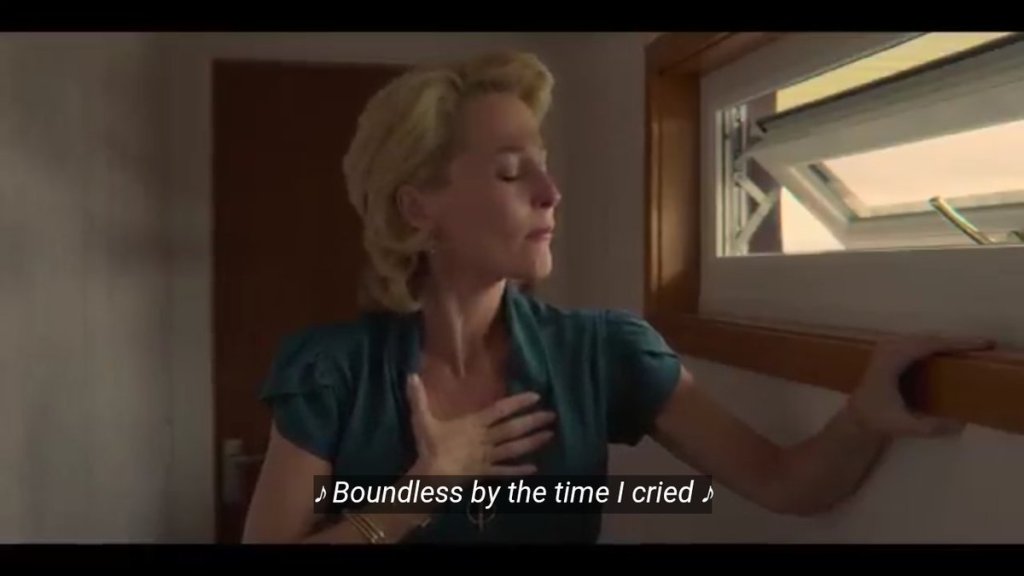 Bà Jean bước ra ngoài, ôm ngực mình vì trái tim quặn đau | Sex Education Netflix